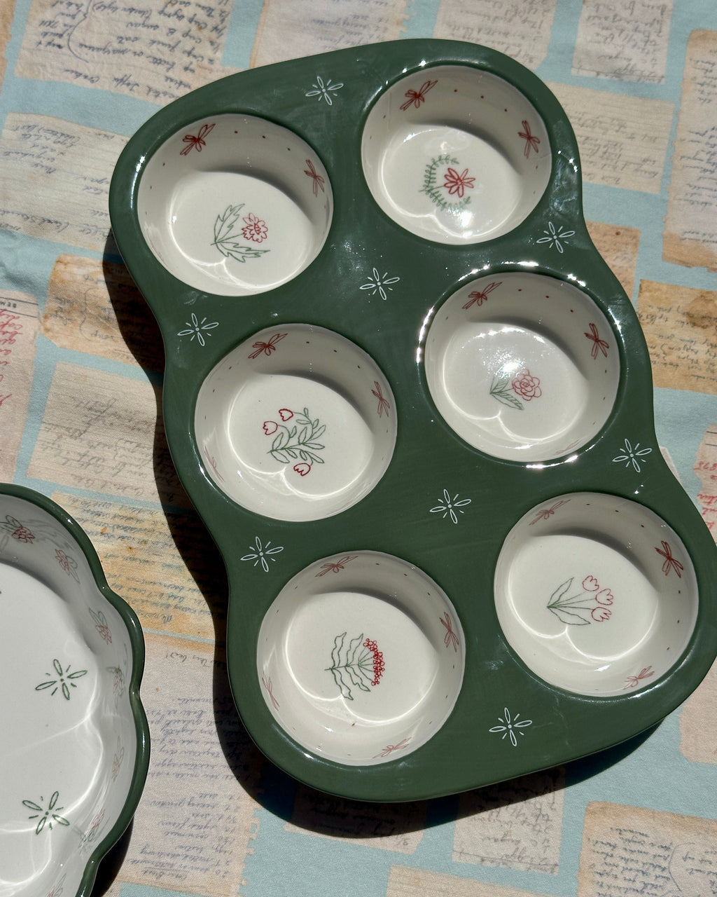 Camellia Stoneware Muffin Pan