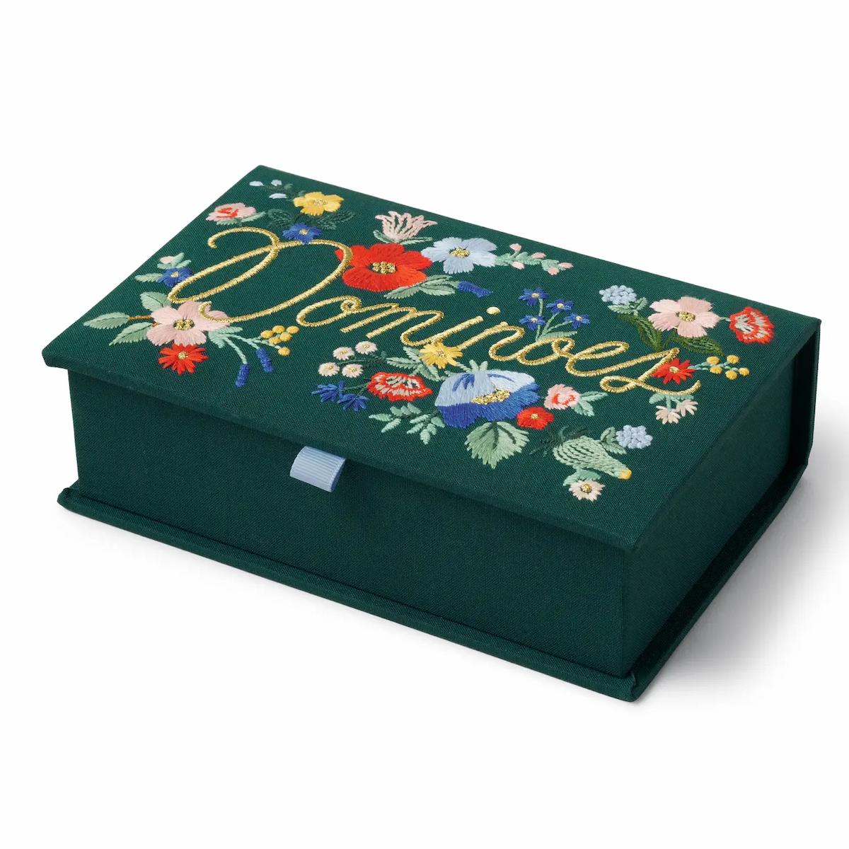 Green box with floral designs and 'Diaminoels' text on a white background